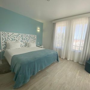 Zimmer mit Kingsize-Bett